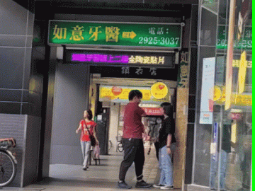  Clip: Không được mua mỹ phẩm, cô gái túm tóc đánh bạn trai giữa phố 