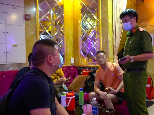 TP. HCM: Kiểm tra karaoke trong nhà hàng, phát hiện khách Trung Quốc chưa tuân thủ tự cách ly