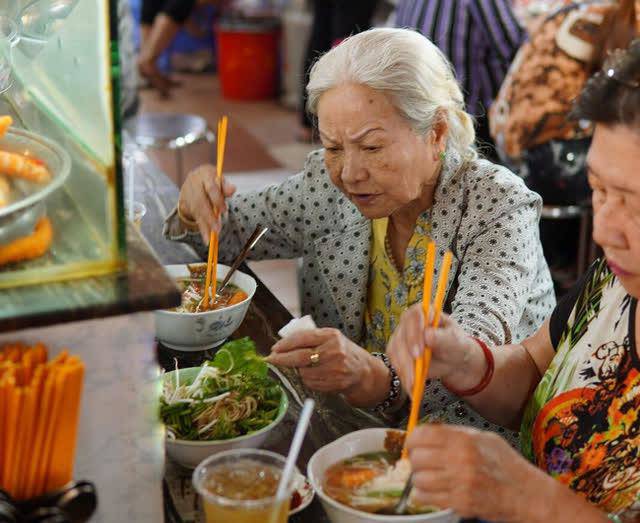 Quán bún suông tuổi đời gần 80 năm, công thức gia truyền 3 thế hệ nức tiếng chợ Bến Thành - 1