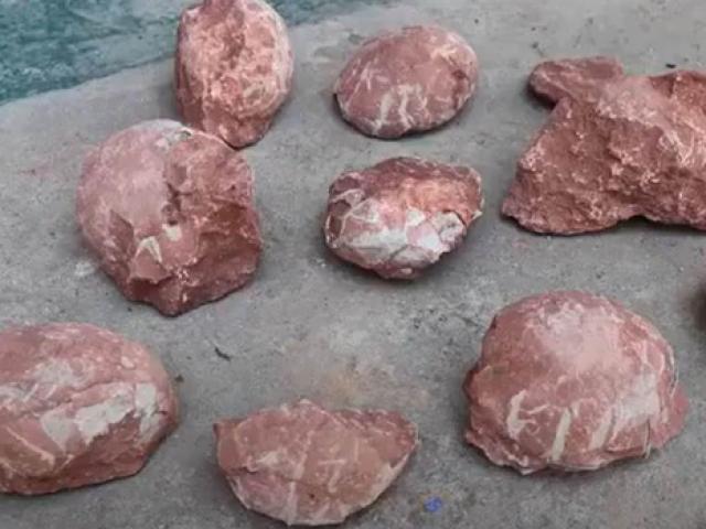 Công nhân làm đường đào được 10 viên đá giống miếng thịt bò, choáng váng khi biết sự thật