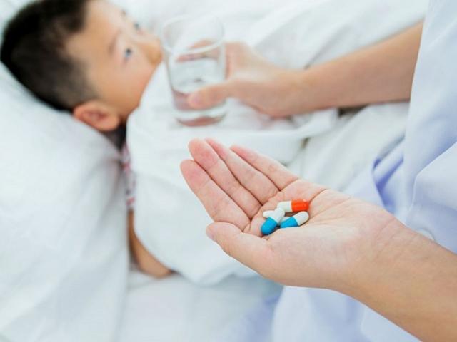 Sau 10 phút uống kháng sinh, bé gái 10 tuổi bị sốc phản vệ toàn thân nổi ban, khó thở