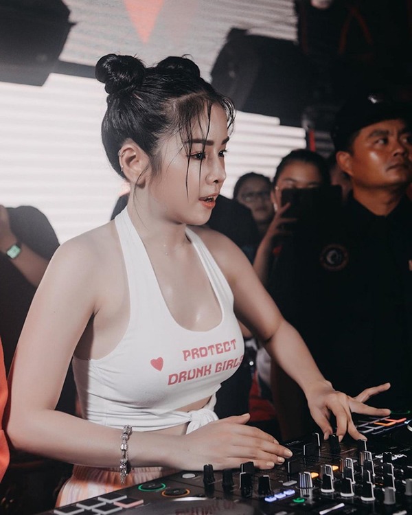 Đậy kín vòng 1 bằng áo ngắn cũn, DJ từng gây bão tại Rap Việt vẫn gợi cảm khỏi bàn - 1