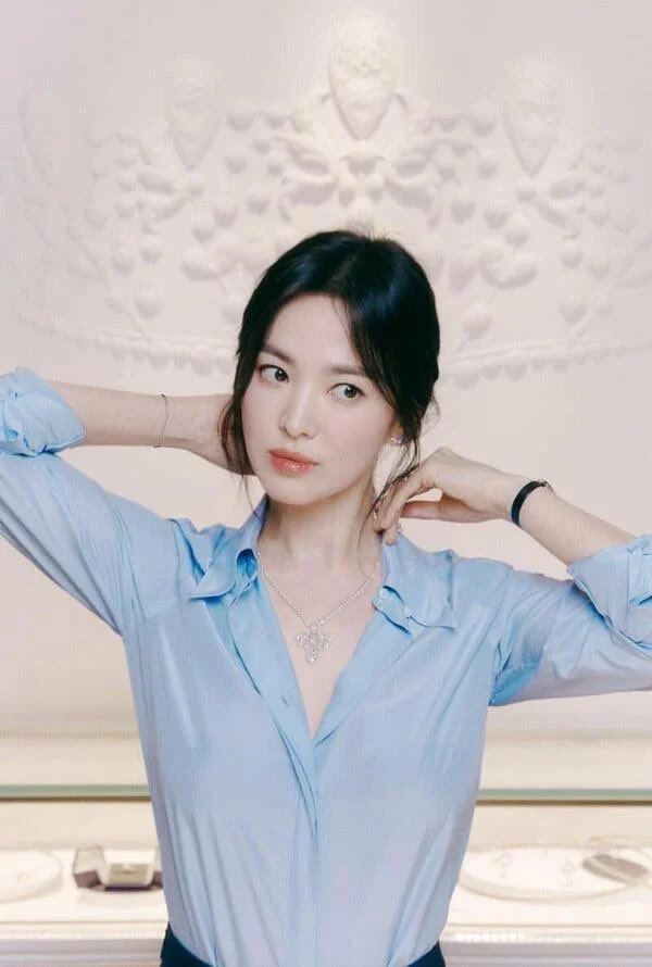 amp;#34;Nữ thần áo sơmiamp;#34; không ai khác ngoài Song Hye Kyo, diện món đơn giản mà sang chảnh miễn bàn - 3