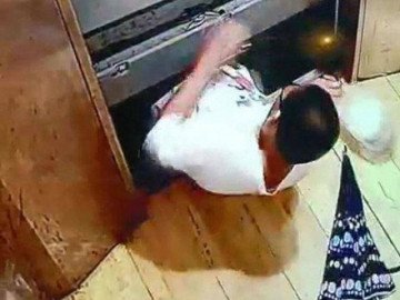  Bé trai bước vào thang máy rồi đột ngột biến mất, người nhà khóc ngất, đau đớn xem lại hình ảnh hiện trường 