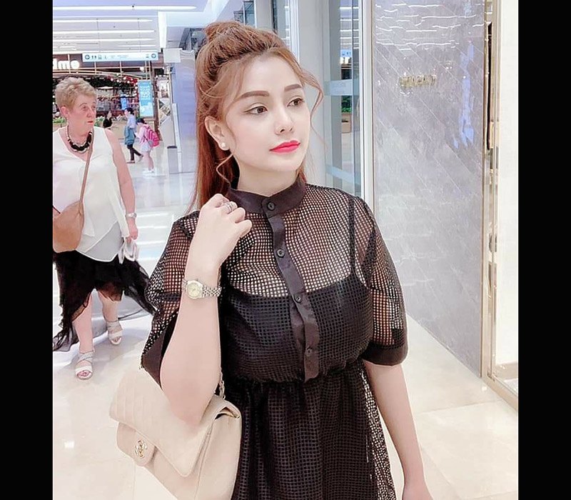 Ra phố thì cô nàng hot girl tai tiếng này diện kín một chút, thế nhưng cũng là set đồ xuyên thấu mang sắc đen để lấp ló nhiều mảng da thịt.
