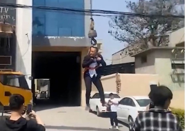 Chú rể bị treo lên cần cẩu, phun nước đến rách toạc quần, CĐM tranh cãi - 1