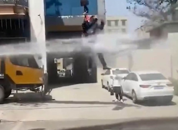 Chú rể bị treo lên cần cẩu, phun nước đến rách toạc quần, CĐM tranh cãi - 2