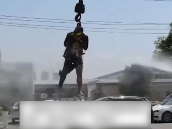 Chú rể bị treo lên cần cẩu, phun nước đến rách toạc quần, CĐM tranh cãi - 3