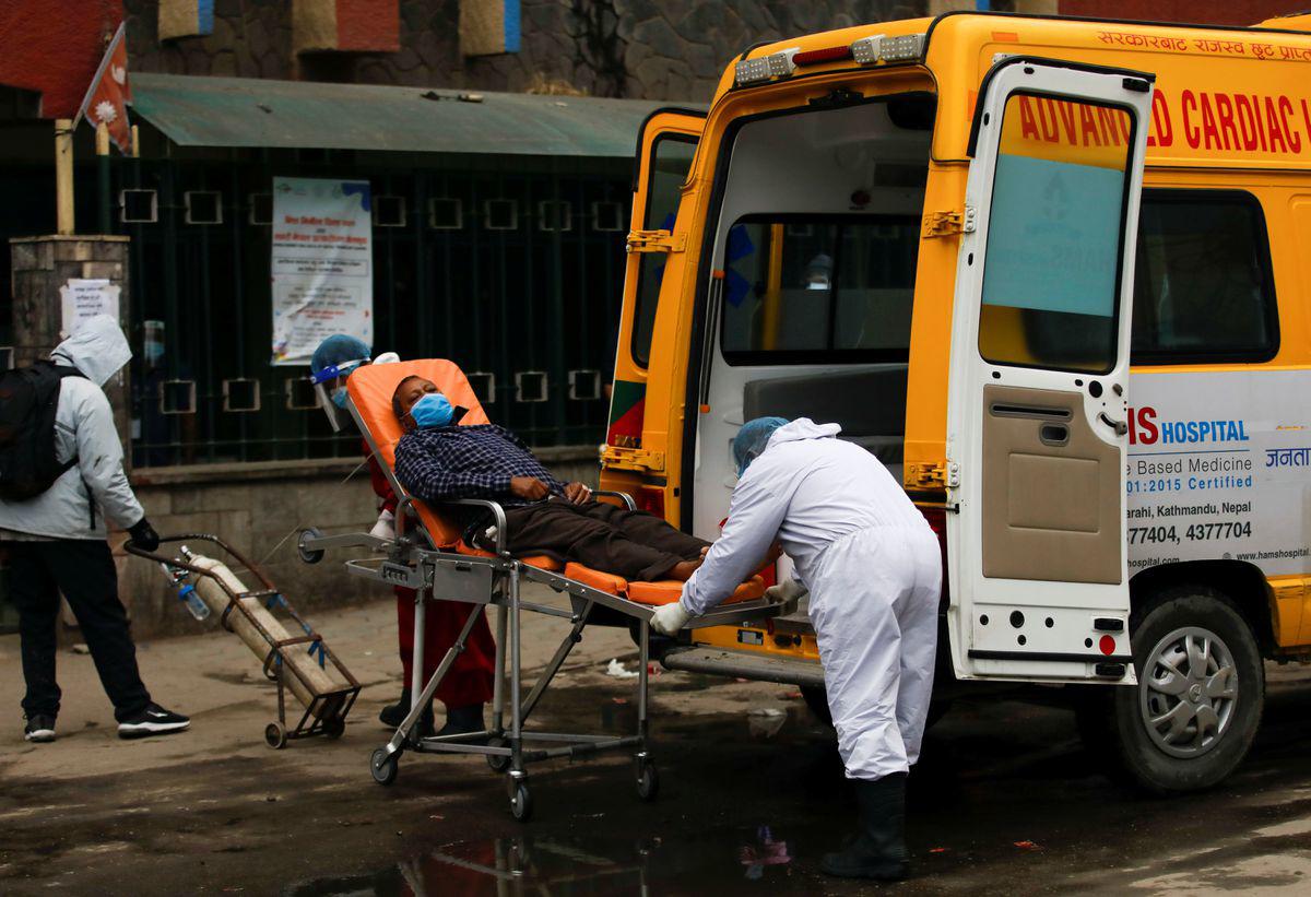 Đến lượt quốc gia láng giềng Ấn Độ bị amp;#34;bãoamp;#34; Covid-19 hoành hành - 1