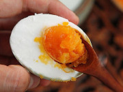 Bếp Eva - Làm trứng vịt muối, thêm một bước ngâm này, trứng vừa ngon lại thơm nức