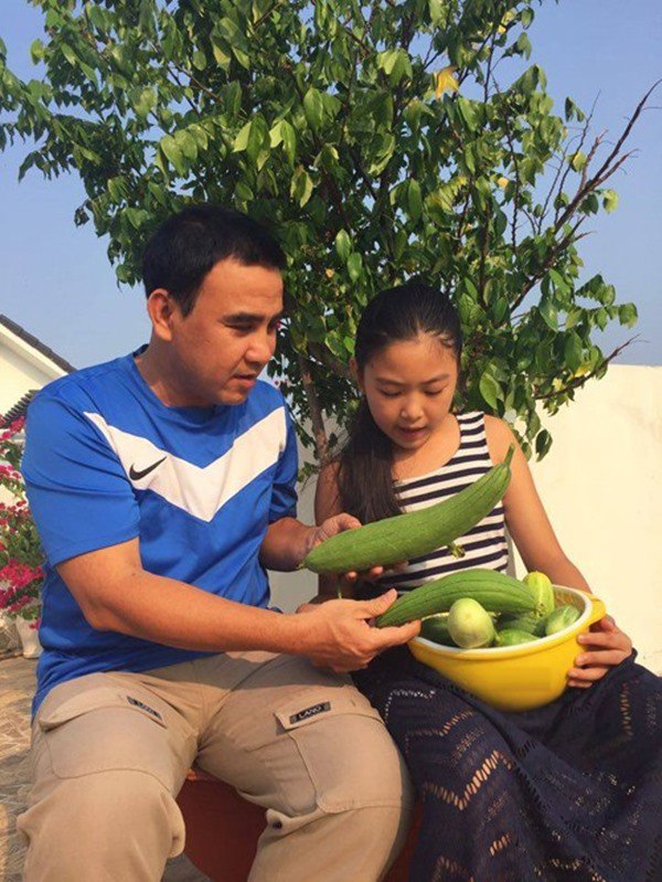 Nhà Celeb: Vợ Quyền Linh bỏ hạt cà chua siêu thị xuống đất, con gái giờ thu hoạch cả mẹt - 9