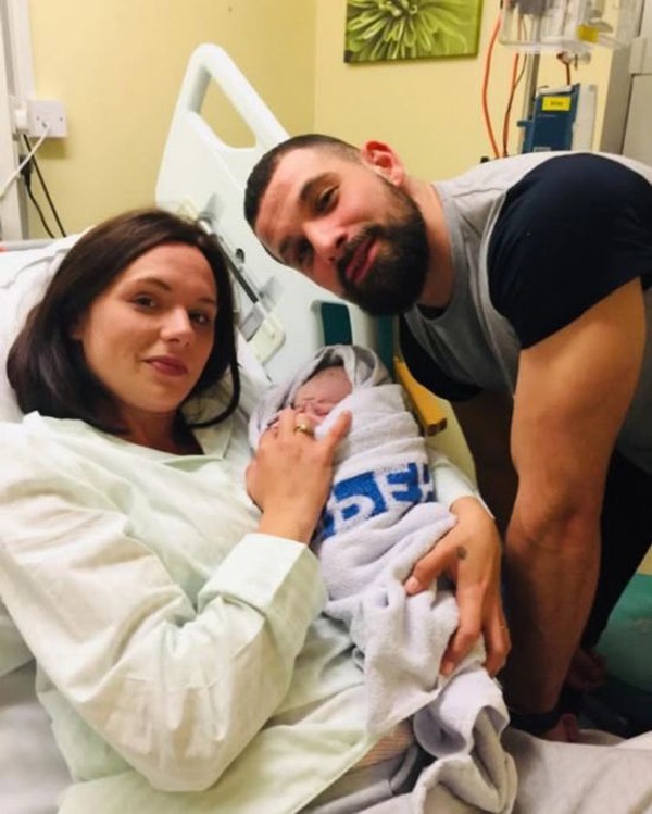 Sản phụ sinh con chỉ trong 27 giây, chồng bất ngờ không kịp trở tay - 1