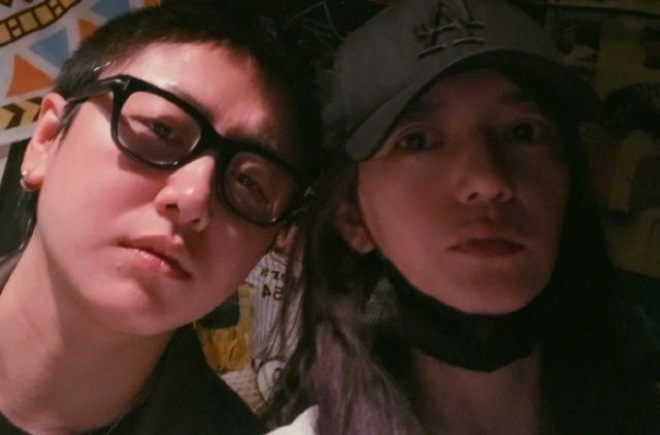 Tài sản bị đóng băng, Triệu Vy đi uống rượu giải khuây với người đàn ông trẻ - 1