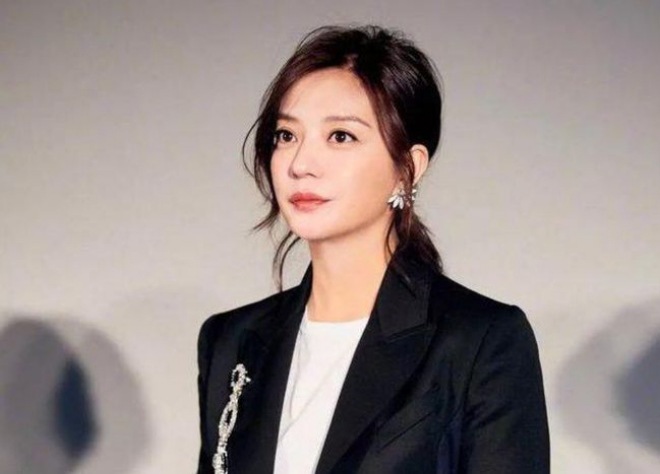 Tài sản bị đóng băng, Triệu Vy đi uống rượu giải khuây với người đàn ông trẻ - 3