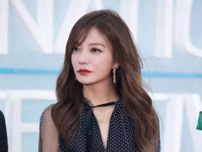 Tài sản bị đóng băng, Triệu Vy đi uống rượu giải khuây với người đàn ông trẻ - 7