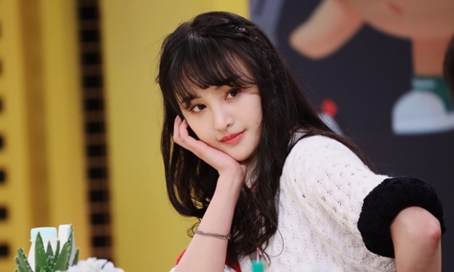 Tài sản bị đóng băng, Triệu Vy đi uống rượu giải khuây với người đàn ông trẻ - 4