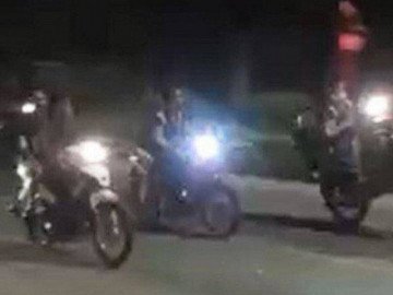  Clip: Nhóm quái xế bốc đầu, rú ga làm cả thị trấn náo loạn 