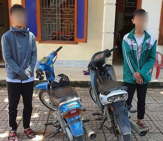 Clip: Nhóm “quái xế” bốc đầu, rú ga làm cả thị trấn náo loạn - 1