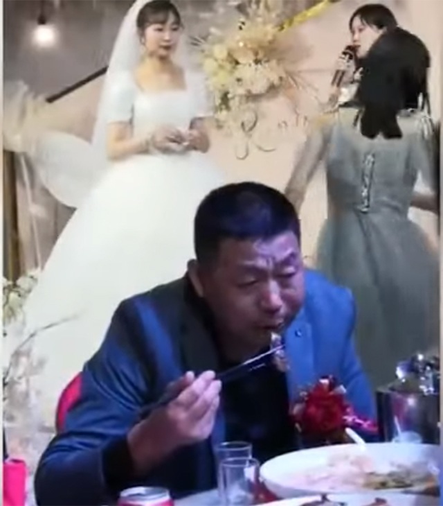 Bố cô dâu cắm cúi ăn, không thèm nhìn con gái phát biểu và sự thật xúc động - 1