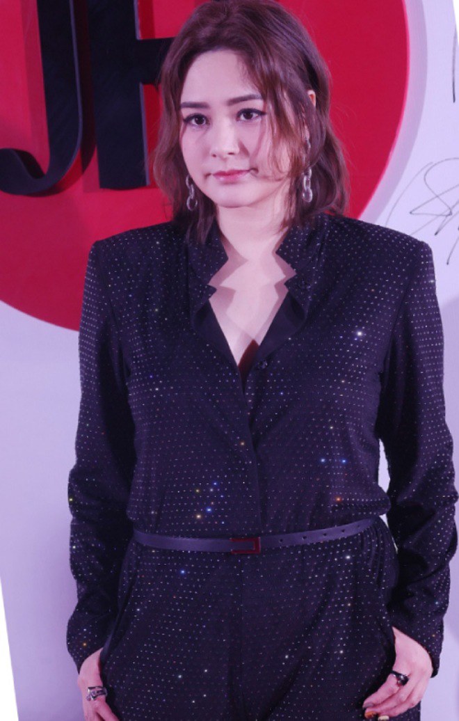 Hậu ly hôn, Chung Hân Đồng đánh mất vòng eo, về thẳng khi bị hỏi chuyện béo - 1