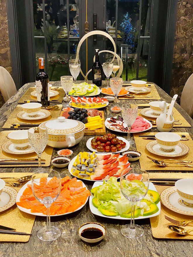 Sao vào bếp: Ở nhà cũng vui, Lã Thanh Huyền bày bàn tiệc sắc màu, Việt Anh liền trêu chọc - 3