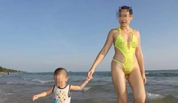 Bà mẹ bị chỉ trích vì diện bikini bé xíu, tạo dáng nhạy cảm đi biển với con - 1