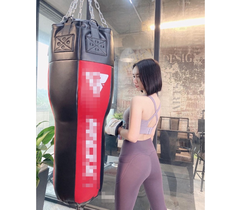Hiểu được tầm quan trọng của việc duy trì vóc dáng thon gọn, Kimi Yahan đã xây dựng thói quen tập luyện thể thao đều đặn. Trong đó, gym và boxing là hai bộ môn được cô nàng lựa chọn để cải thiện và giữ dáng.
