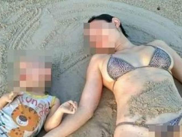 Bà mẹ bị chỉ trích vì diện bikini bé xíu, tạo dáng nhạy cảm đi biển với con