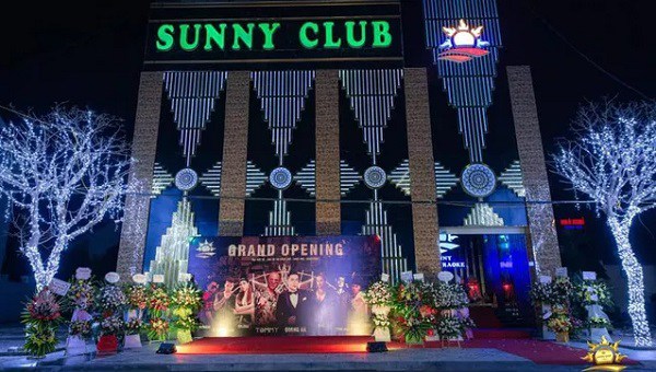 Tin mới về ổ dịch quán bar Sunny: Đình chỉ 2 cán bộ công an liên quan  - 1