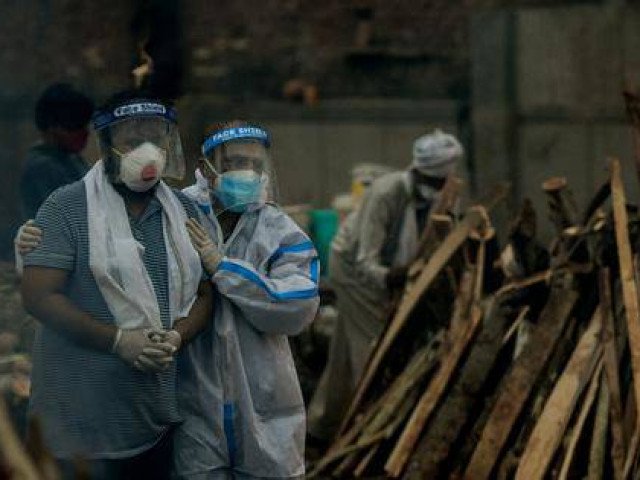 Rợn người quang cảnh hãi hùng như tận thế bên trong lò hỏa táng Ấn Độ