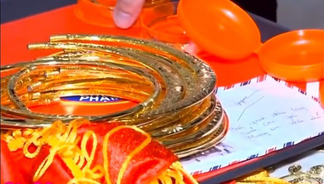 Choáng váng với đám cưới amp;#34;khủngamp;#34;: Cô dâu đeo vàng kín cổ, được bố tặng sổ đỏ và 500 triệu - 1