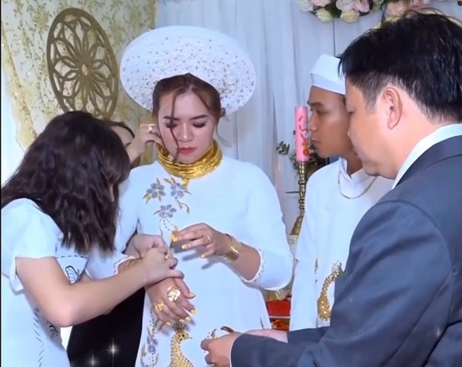 Choáng váng với đám cưới amp;#34;khủngamp;#34;: Cô dâu đeo vàng kín cổ, được bố tặng sổ đỏ và 500 triệu - 2