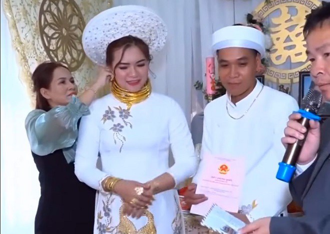 Choáng váng với đám cưới amp;#34;khủngamp;#34;: Cô dâu đeo vàng kín cổ, được bố tặng sổ đỏ và 500 triệu - 3