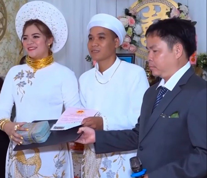 Choáng váng với đám cưới amp;#34;khủngamp;#34;: Cô dâu đeo vàng kín cổ, được bố tặng sổ đỏ và 500 triệu - 4