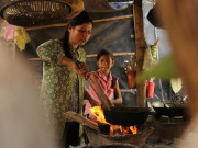 Tin tức - Sống giữa rừng cây, không nước sạch, không nhà vệ sinh: "Cây cho chúng tôi tiền để sống"