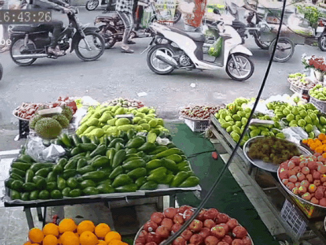 Clip Eva - Clip: Mẹ dừng xe quên tắt máy, con nhỏ vặn tay ga đâm đổ sạp hoa quả