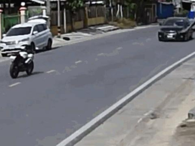 Clip Eva - Clip: Sốc cảnh xe máy không người lái vẫn chạy băng băng trên phố