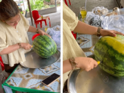 Tiêu dùng - Cô gái "giật nảy mình" khi nhìn thấy bên trong quả dưa 10kg, dân mạng "nổi điên" vì điểm này