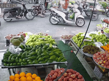  Clip: Mẹ dừng xe quên tắt máy, con nhỏ vặn tay ga đâm đổ sạp hoa quả 