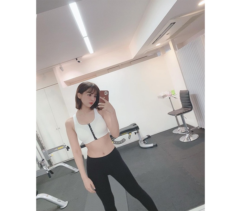 Qua những hình ảnh được Yua Mikami chia sẻ sẽ thấy, cô nàng lựa chọn bộ môn gym để duy trì phong độ vóc dáng. Tập gym không chỉ giúp nữ diễn viên đốt cháy mỡ thừa, giữ trọn vẻ săn chắc cho cơ thể mà hơn nữa còn bảo toàn vẻ rạng rỡ cho làn da cô nàng.
