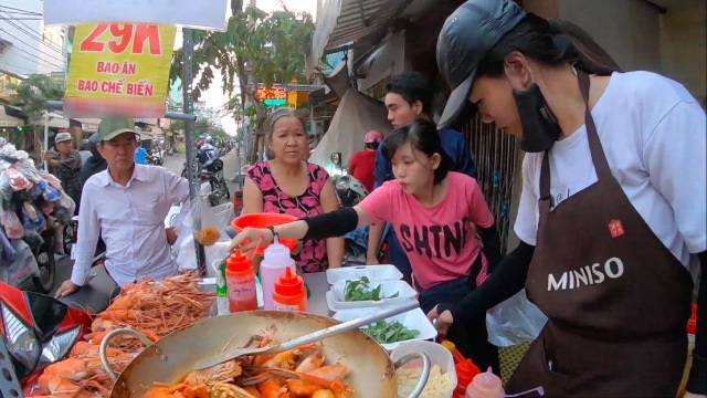 Chạy xe ôm rồi mang tôm càng bán trên phố, 2 năm sau cô gái nhận amp;#34;trái ngọtamp;#34; đầu tiên - 2