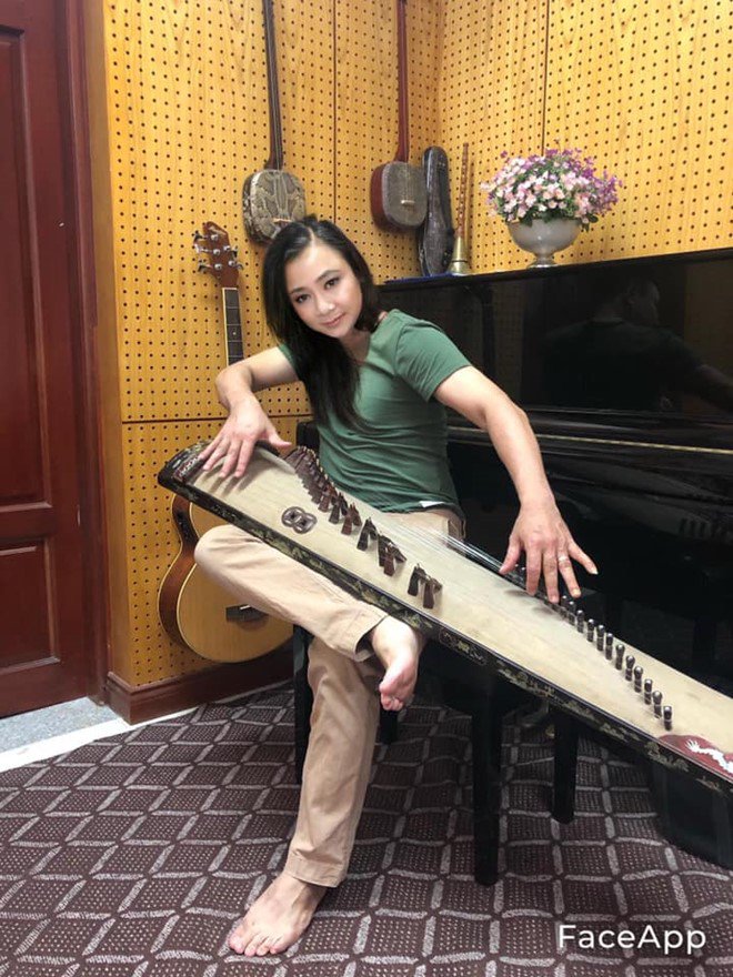 NSND Tự Long bỗng hóa gái xinh xuất sắc, khác hẳn lần amp;#34;xấu ma chê quỷ hờnamp;#34; trên gameshow - 1