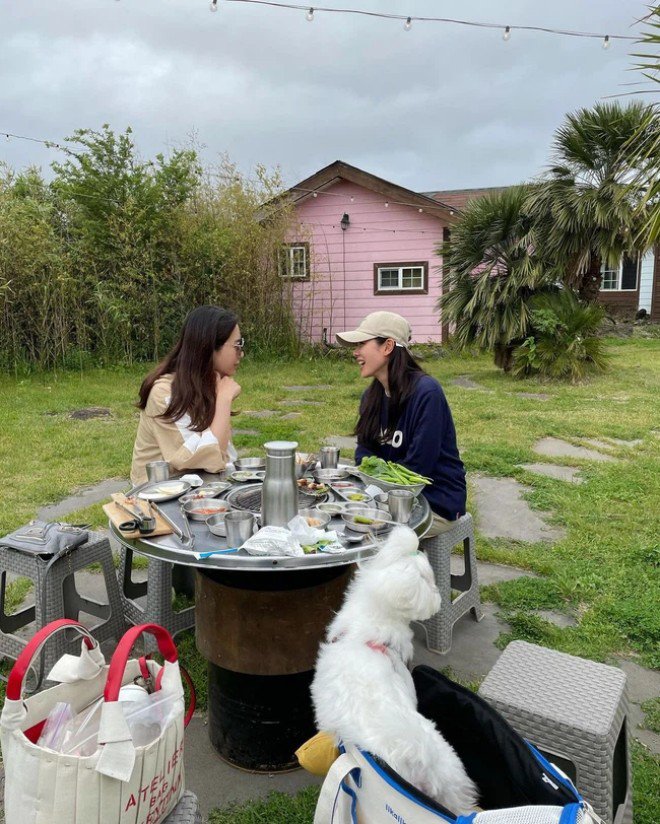 Vắng Hyun Bin, Son Ye Jin hẹn hò với người khác nhưng ánh mắt quá ngọt ngào - 2