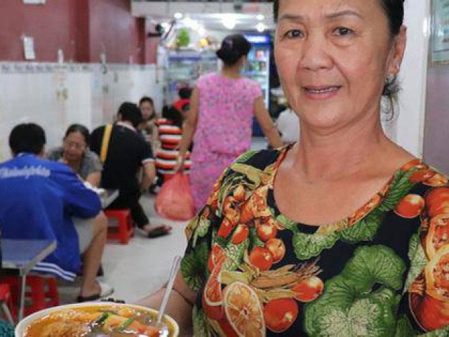 Bún riêu 40 năm không có ốc, không gạch cua, không giò nhưng vẫn cực hút khách