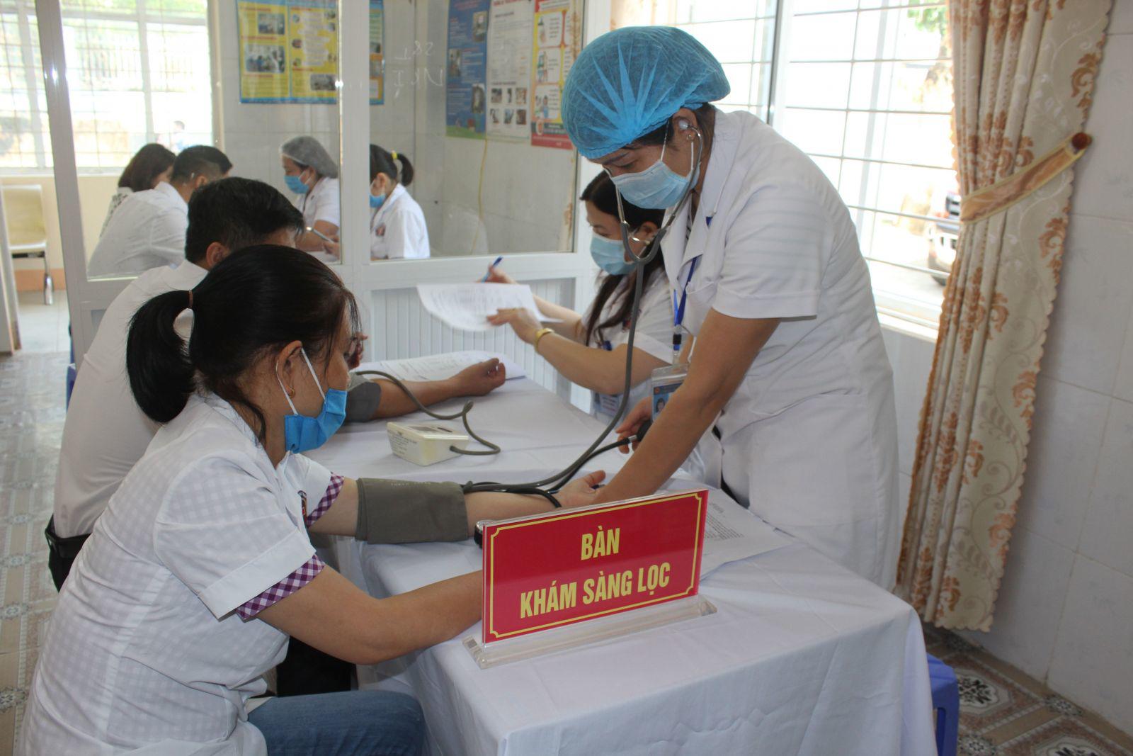 Chuyên gia khuyến cáo: Không phải ai cũng dị ứng vắc xin, vậy nhận biết thế nào? - 1