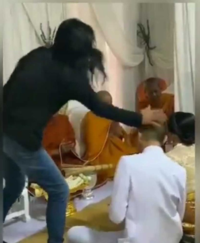 Biết tin chồng muốn cưới amp;#34;tiểu tamamp;#34;, vợ cùng mẹ chồng tới thẳng đám cưới đánh ghen - 1