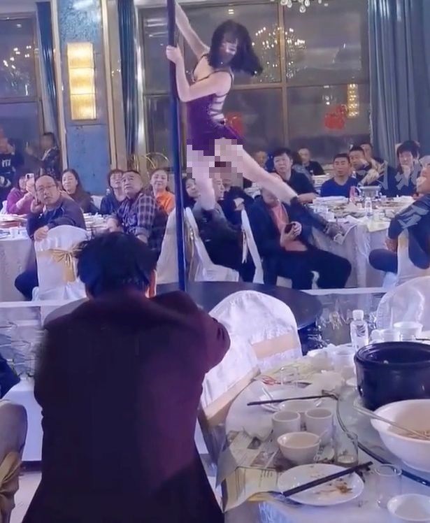 Biểu diễn trong đám cưới, cô gái khiến quan khách “nóng mắt”, xấu hổ không dám nhìn - 1