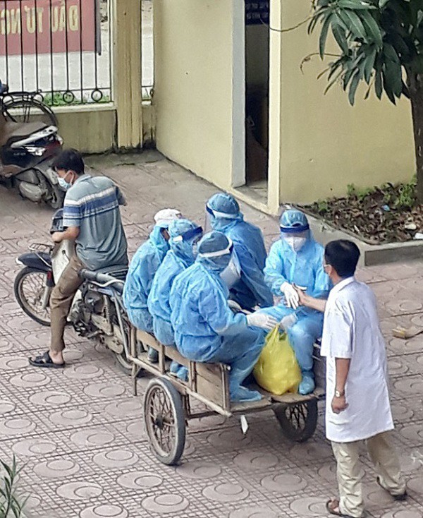Bác sĩ bắt tay người đi chống dịch trên xe kéo cũ: “Lúc ấy tôi không biết họ là ai” - 1