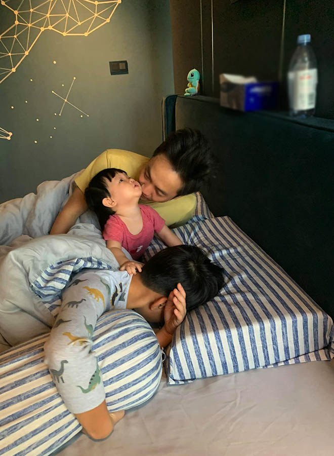 Đàm Thu Trang đăng cảnh tượng Cường Đôla trên giường: Ngủ cùng Subeo thì bị Suchin phá - 5