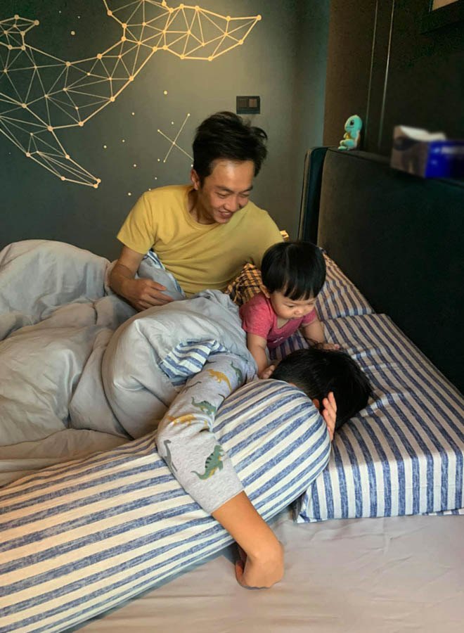 Đàm Thu Trang đăng cảnh tượng Cường Đôla trên giường: Ngủ cùng Subeo thì bị Suchin phá - 4